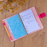 NOTIQUE Refill – Týdenní kroužkový diář s vyměnitelnými listy 2027, fuchsiový, 12,5 x 19 cm