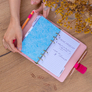 NOTIQUE Refill – Týdenní kroužkový diář s vyměnitelnými listy 2027, fuchsiový, 12,5 x 19 cm