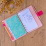 NOTIQUE Refill – Týdenní kroužkový diář s vyměnitelnými listy 2027, fuchsiový, 12,5 x 19 cm