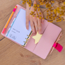 NOTIQUE Refill – Týdenní kroužkový diář s vyměnitelnými listy 2027, fuchsiový, 12,5 x 19 cm